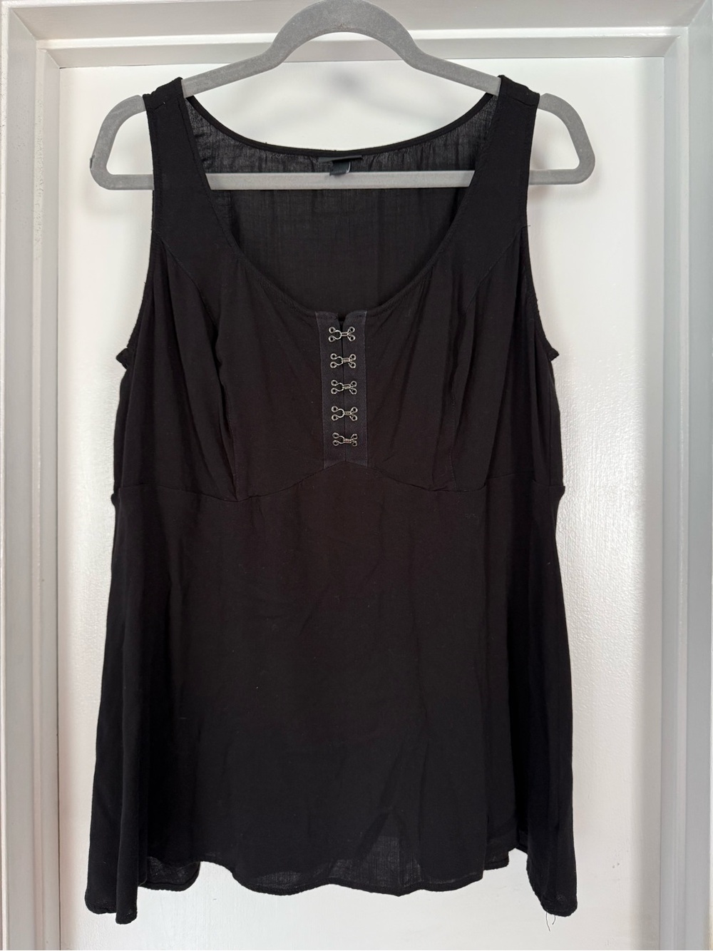 Torrid Size 0 Black Sleeveless Hook-Front Women’s Top